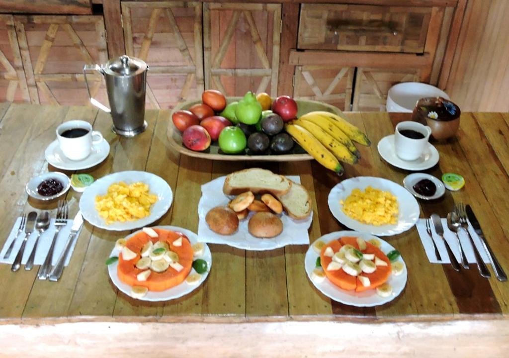 Mesa de comedor servida con desayuno campestre tradicional y frutas